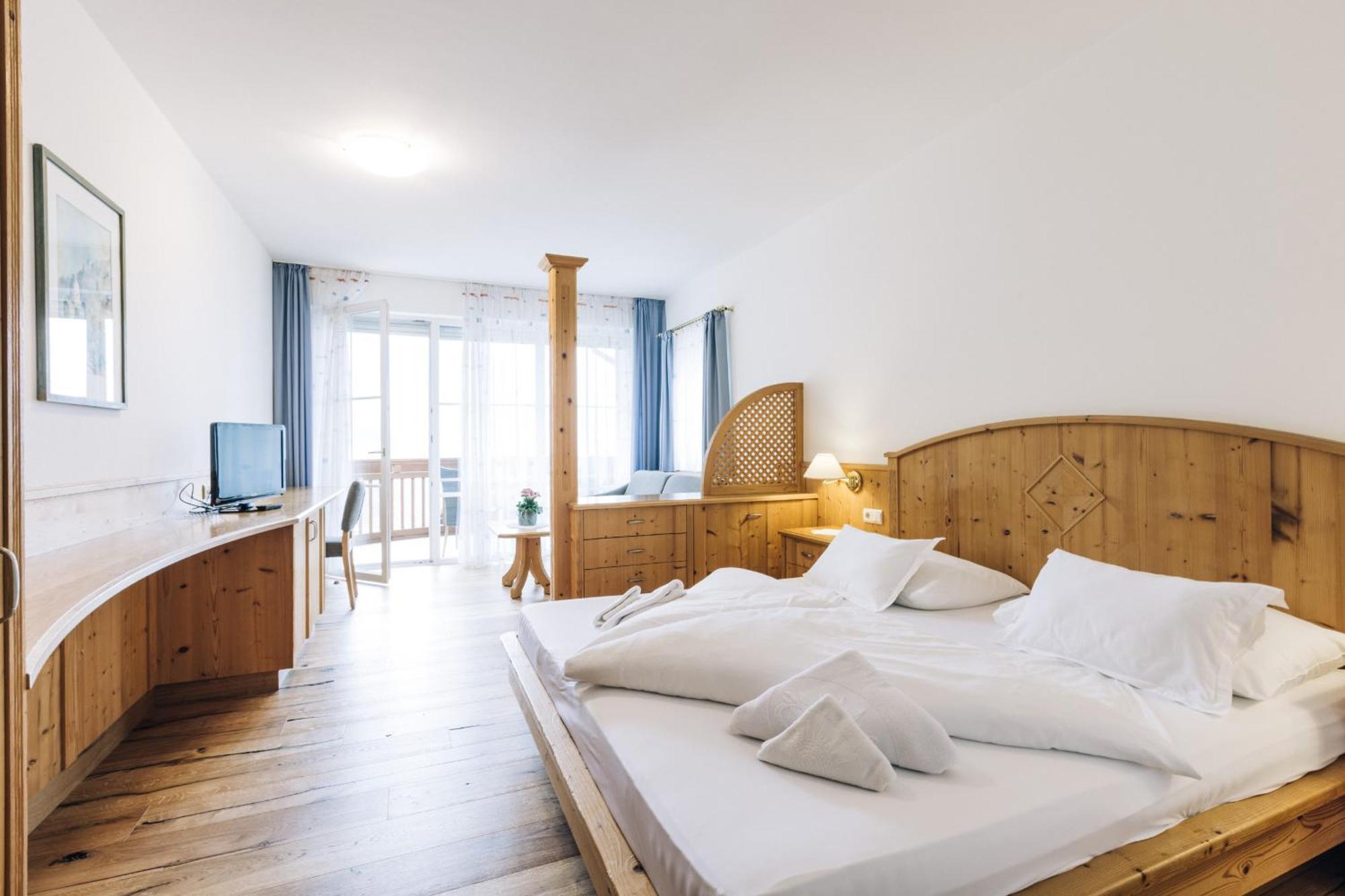 Tenz 2025 Hotel