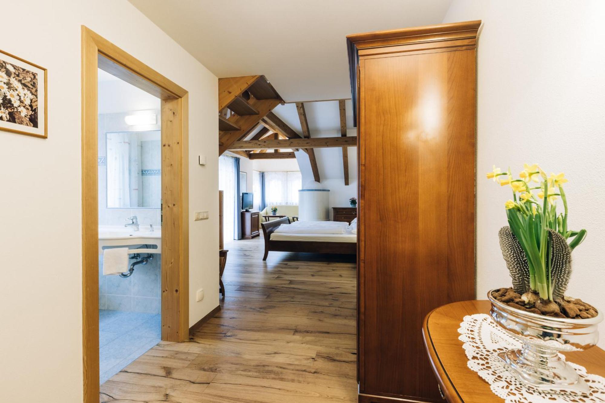 Tenz 2025 Hotel